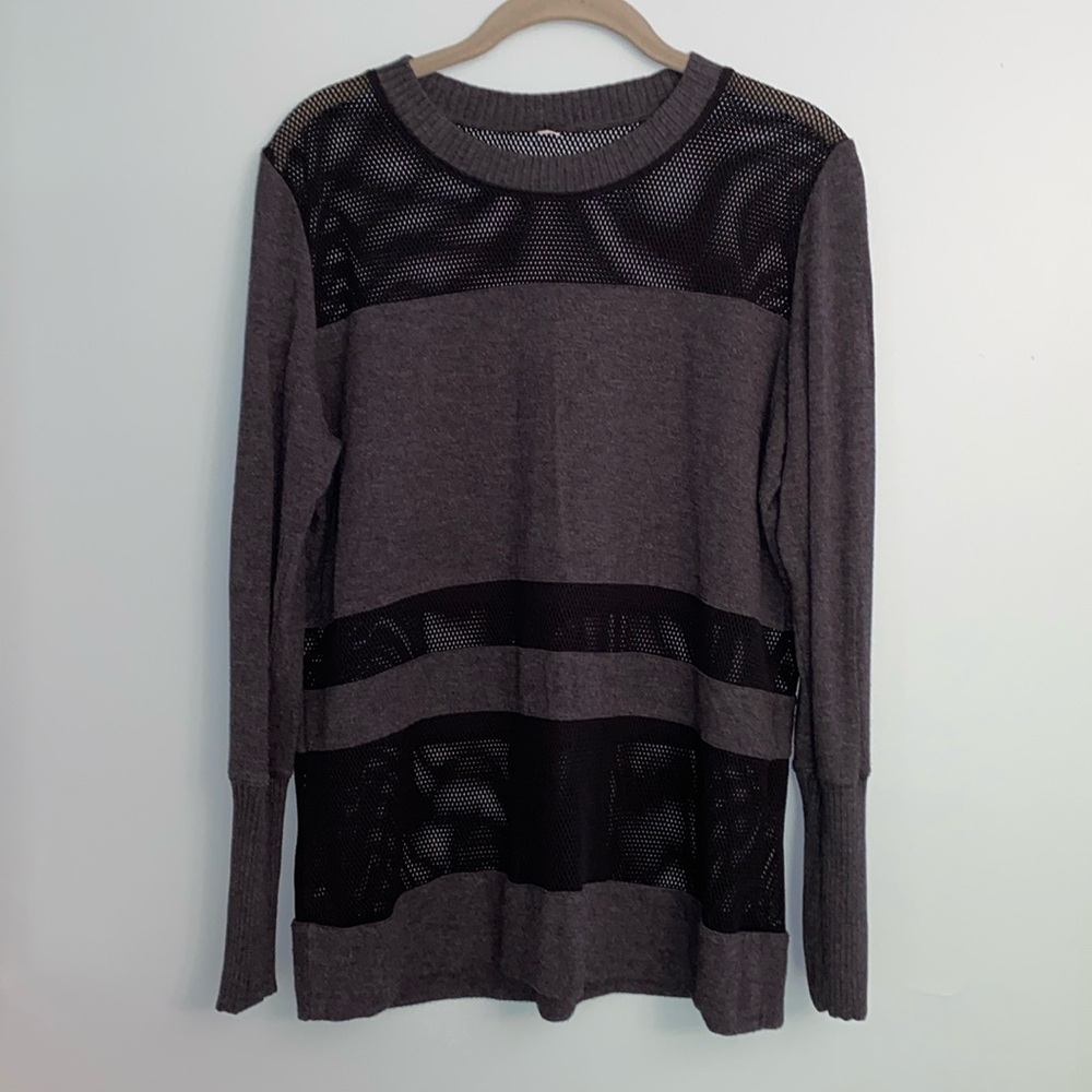 Alo Yoga Gray/Black Colorblock Plank Mesh
Long Sleeve Top